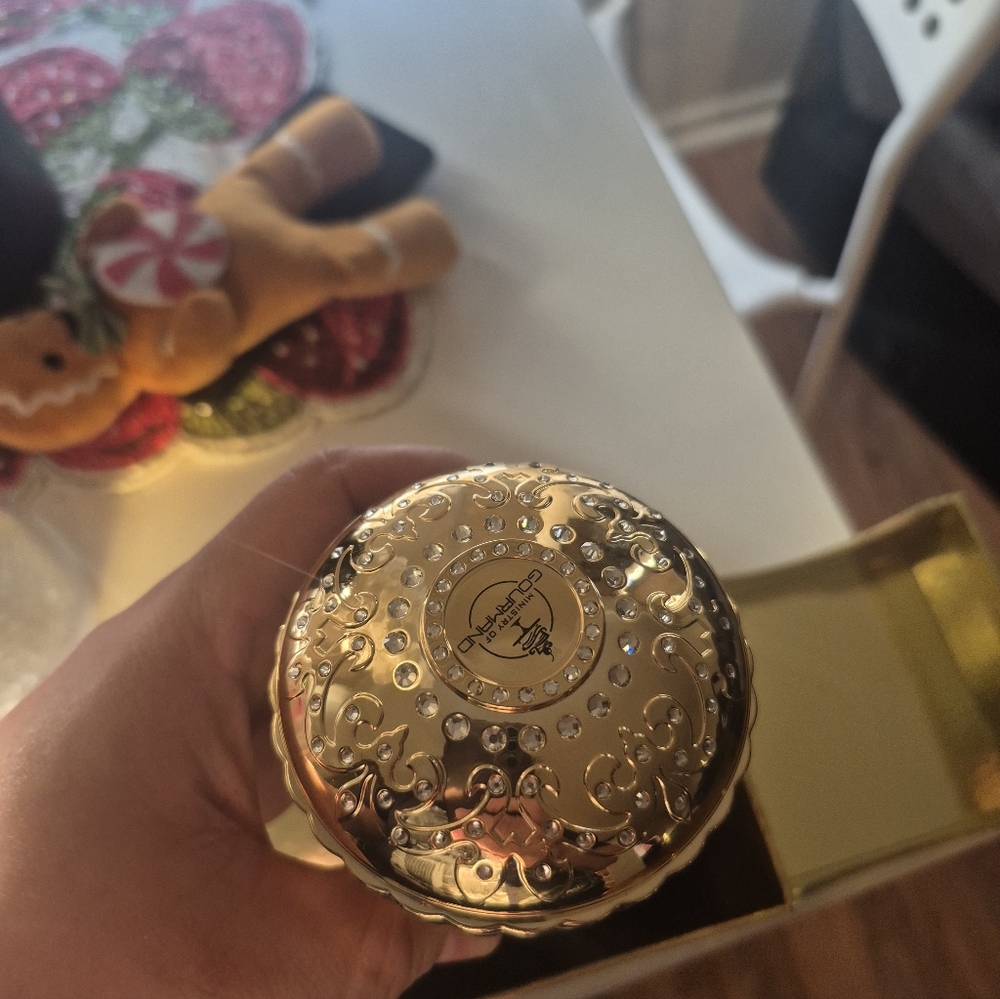 Cake Temptation Gold Gift Box - Picture 2 of 5